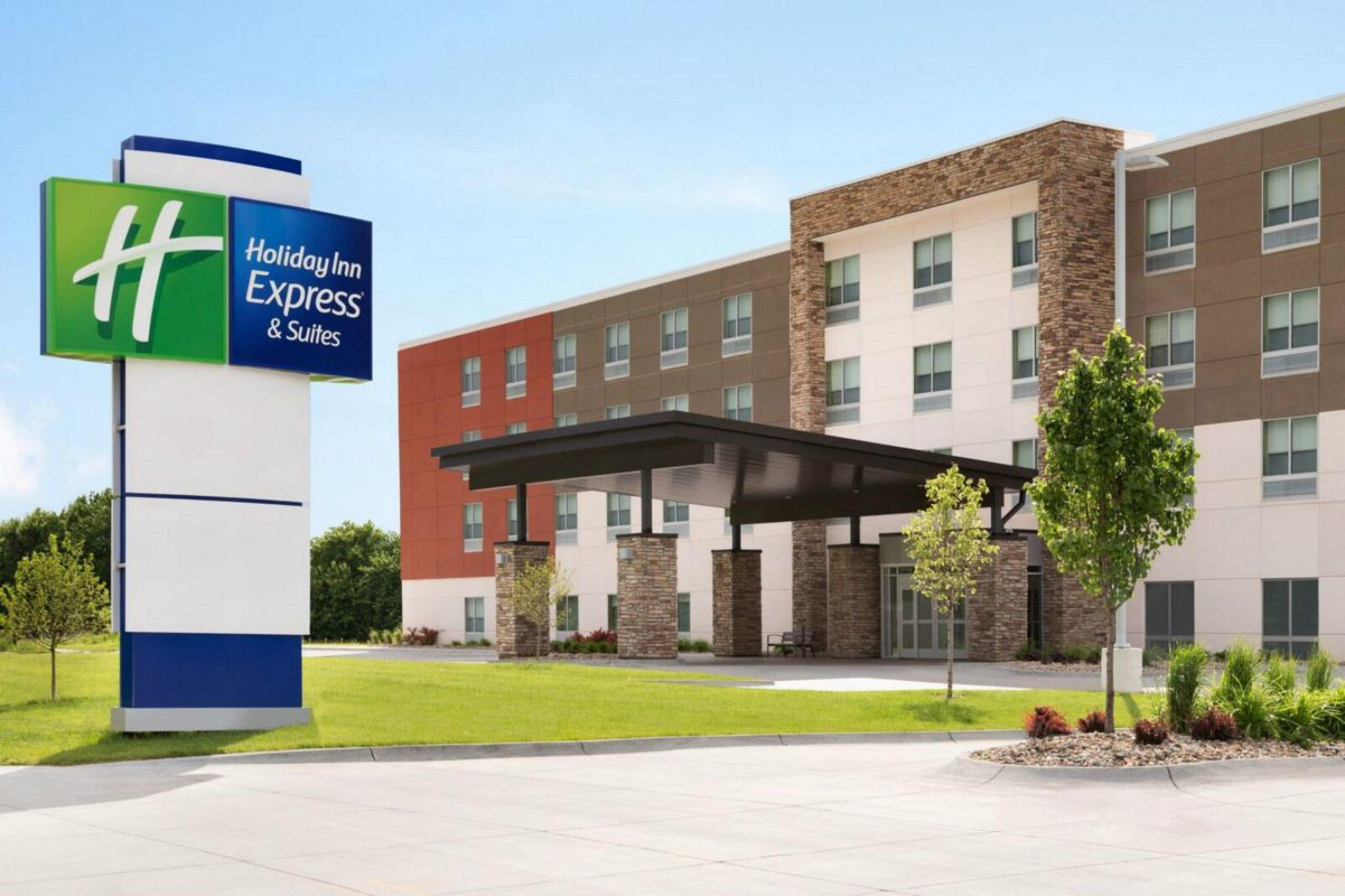 Holiday Inn Express & Suites Brunswick, An Ihg Hotel Exterior photo